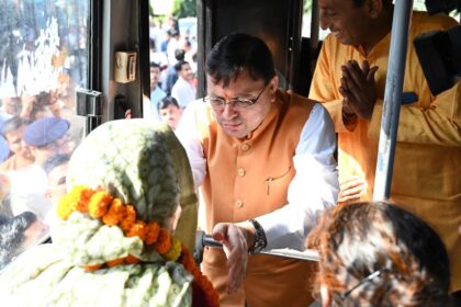 WhatsApp Image 2025 10 14 at 3.02.18 PM News Todayz मुख्यमंत्री पुष्कर सिंह धामी ने श्रद्धालुओं के दल को गंगोत्री धाम के लिए किया रवाना