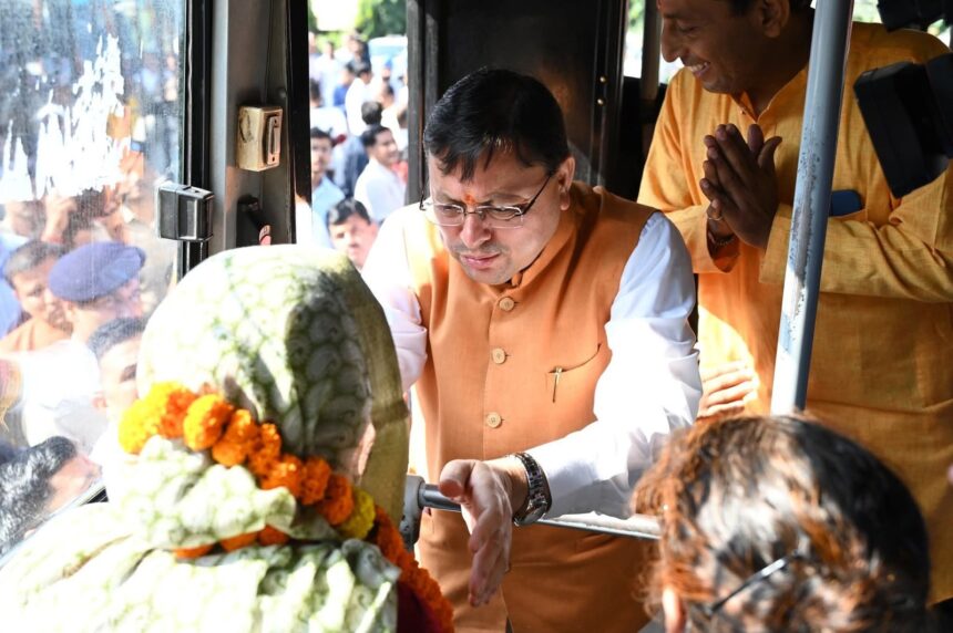 WhatsApp Image 2025 10 14 at 3.02.18 PM News Todayz मुख्यमंत्री पुष्कर सिंह धामी ने श्रद्धालुओं के दल को गंगोत्री धाम के लिए किया रवाना