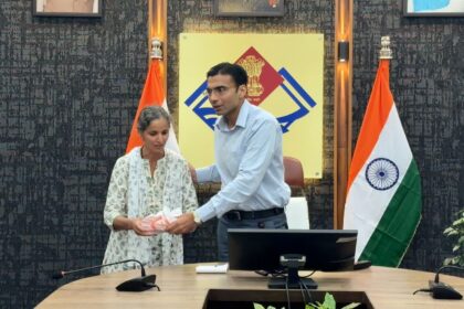 WhatsApp Image 2025 10 16 at 9.26.57 AM News Todayz दुखयारी विधवा शोभा को आईसीआईसीआई बैंक ने लौटाए घर के कागजात, परिवार सहित धन्यवाद देने पंहुची कलक्ट्रेट, डीएम से लगाई थी गुहार