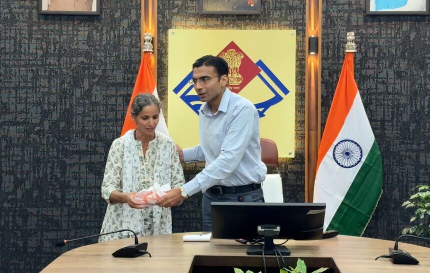 WhatsApp Image 2025 10 16 at 9.26.57 AM News Todayz दुखयारी विधवा शोभा को आईसीआईसीआई बैंक ने लौटाए घर के कागजात, परिवार सहित धन्यवाद देने पंहुची कलक्ट्रेट, डीएम से लगाई थी गुहार