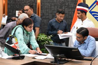 WhatsApp Image 2025 10 17 at 12.54.56 PM 8 News Todayz डीएम हस्तक्षेप के बाद स्कूल प्रबन्धन को देनी पड़ी शिक्षिका को बकाया धनराशि