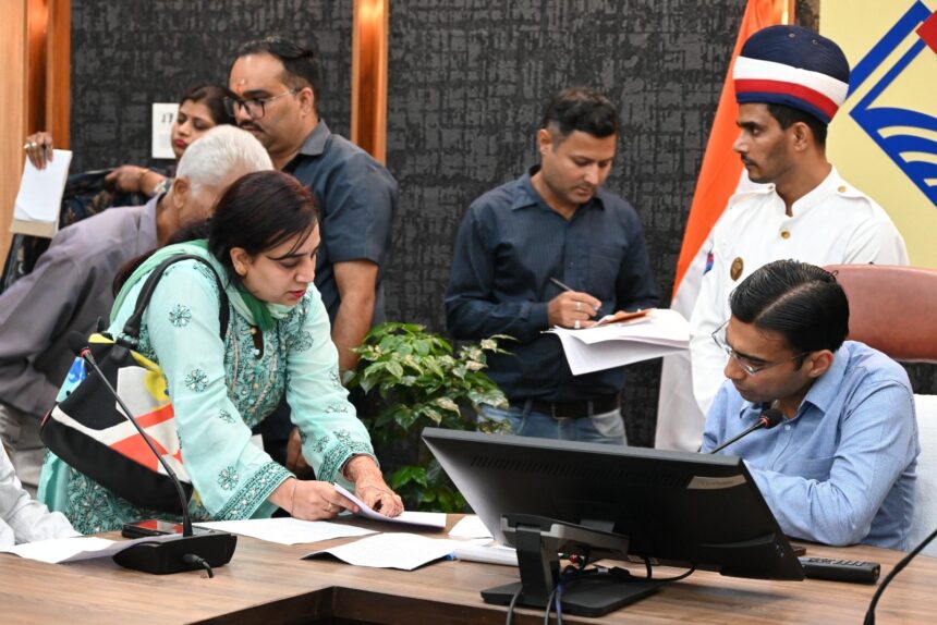 WhatsApp Image 2025 10 17 at 12.54.56 PM 9 News Todayz डीएम हस्तक्षेप के बाद स्कूल प्रबन्धन को देनी पड़ी शिक्षिका को बकाया धनराशि