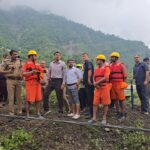 WhatsApp Image 2025 10 21 at 6.38.52 PM News Todayz डीएम ने की सेरागांव में आपदा पुनर्निर्माण कार्यों की समीक्षा, आपदाग्रस्त क्षेत्र स्टेशन में रहने के अधिकारियों को दिए निर्देश