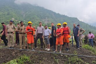 WhatsApp Image 2025 10 21 at 6.38.52 PM News Todayz डीएम ने की सेरागांव में आपदा पुनर्निर्माण कार्यों की समीक्षा, आपदाग्रस्त क्षेत्र स्टेशन में रहने के अधिकारियों को दिए निर्देश