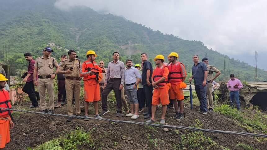 WhatsApp Image 2025 10 21 at 6.38.52 PM News Todayz डीएम ने की सेरागांव में आपदा पुनर्निर्माण कार्यों की समीक्षा, आपदाग्रस्त क्षेत्र स्टेशन में रहने के अधिकारियों को दिए निर्देश