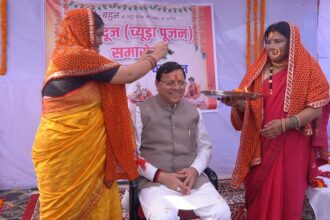 WhatsApp Image 2025 10 24 at 4.07.27 PM News Todayz मुख्यमंत्री ने चंपावत पहुंच किया भैया दूज व च्यूड़ा पूजन समारोह में प्रतिभाग, महिलाओं ने किया पारंपरिक पूजन