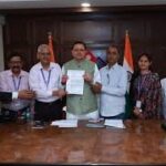 images 2025 10 08T191555.527 News Todayz उत्तराखंड आपदा पीड़ितों के लिए बड़ा सहयोग: गढ़वाल हितैषिणी सभा ने CM धामी को ₹3.51 लाख का चेक सौंपा