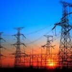 images 2025 10 12T184131.784 News Todayz ड्यूटी पर लापरवाह कौन? हाई टेंशन तार गिरने के बावजूद कर्मचारियों ने फोन नहीं उठाया, मुखिया पर एक्शन का दबाव