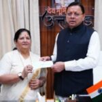 IMG 20251115 WA0028 300x214 1 News Todayz मुख्यमंत्री राहत कोष के लिए पर्वतारोही बछेंद्री पाल ने प्रदान किया 10 लाख का चेक