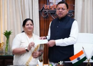 IMG 20251115 WA0028 300x214 1 News Todayz मुख्यमंत्री राहत कोष के लिए पर्वतारोही बछेंद्री पाल ने प्रदान किया 10 लाख का चेक