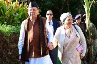 WhatsApp Image 2025 11 14 at 2.13.32 PM e1763886739810 News Todayz मां के साथ पैतृक गांव पहुंच भावुक हुए सीएम धामी