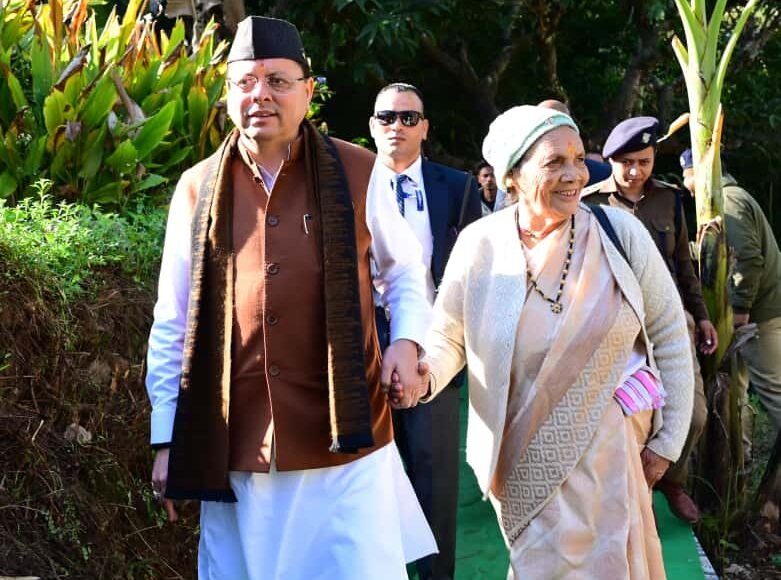 WhatsApp Image 2025 11 14 at 2.13.32 PM e1763886739810 News Todayz मां के साथ पैतृक गांव पहुंच भावुक हुए सीएम धामी