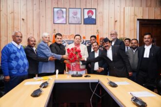 WhatsApp Image 2025 11 21 at 8.01.52 PM News Todayz मुख्यमंत्री से अध्यक्ष संघर्ष समिति बार एसोसिएशन देहरादून के पदाधिकारियों ने की भेंट, सौंपा ज्ञापन