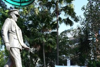 WhatsApp Image 2025 12 08 at 10.27.55 AM News Todayz सीएम धामी ने जनरल बिपिन रावत की पुण्यतिथि पर पुष्पचक्र अर्पित कर दी श्रद्धांजलि