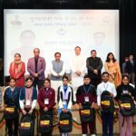 WhatsApp Image 2025 12 08 at 2.40.39 PM News Todayz मुख्यमंत्री ने किया टॉपर छात्र – छात्राओं के दल को “भारत दर्शन शैक्षिक भ्रमण” पर रवाना