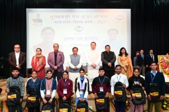 WhatsApp Image 2025 12 08 at 2.40.39 PM News Todayz मुख्यमंत्री ने किया टॉपर छात्र – छात्राओं के दल को “भारत दर्शन शैक्षिक भ्रमण” पर रवाना