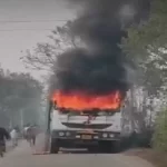 22d7d3b81c01228f7049726870b37550 News Todayz डंपर में आगजनी के बाद घंटों बाधित रहा यातायात, पुलिस और प्रशासन ने कड़ी मशक्कत के बाद संभाले हालात