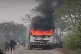 22d7d3b81c01228f7049726870b37550 News Todayz डंपर में आगजनी के बाद घंटों बाधित रहा यातायात, पुलिस और प्रशासन ने कड़ी मशक्कत के बाद संभाले हालात