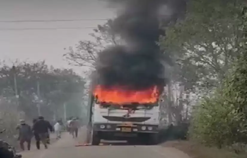 22d7d3b81c01228f7049726870b37550 News Todayz डंपर में आगजनी के बाद घंटों बाधित रहा यातायात, पुलिस और प्रशासन ने कड़ी मशक्कत के बाद संभाले हालात