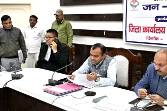 5bcd6c88aa27d5656f98ad62dbfc5188 News Todayz जिलाधिकारी ने फरियादियों की सुनी समस्याएं, शेष 36 शिकायतों को समयबद्ध निस्तारण के लिए विभागों को भेजा