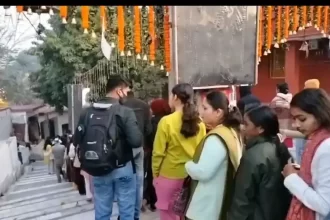 85bb2224f3af58347134d27da942851c News Todayz आस्था का महापर्व: टपकते जल और बेलपत्र से रिझे भोलेनाथ, सुरक्षा और व्यवस्था के बीच श्रद्धालुओं ने किया जलाभिषेक