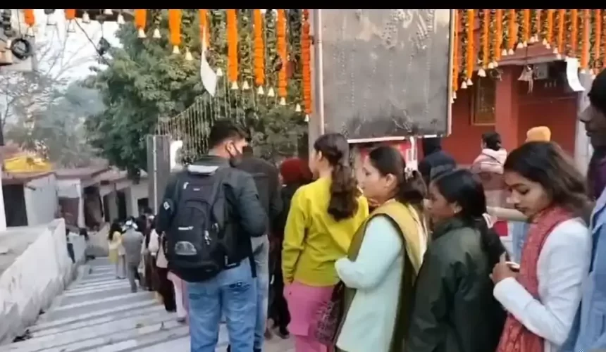 85bb2224f3af58347134d27da942851c News Todayz आस्था का महापर्व: टपकते जल और बेलपत्र से रिझे भोलेनाथ, सुरक्षा और व्यवस्था के बीच श्रद्धालुओं ने किया जलाभिषेक