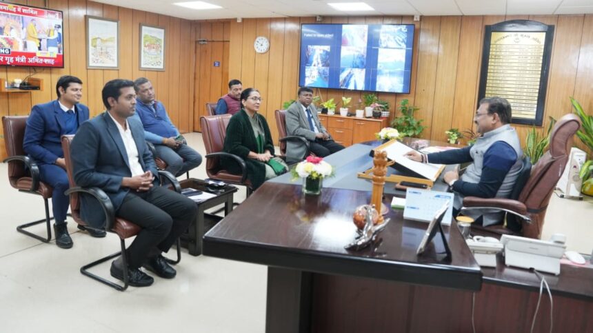 WhatsApp Image 2026 01 23 at 12.50.44 PM News Todayz मुख्य सचिव ने की मण्डल रेल प्रबन्धक विनीता श्रीवास्तव संग बैठक, रेलवे से सम्बन्धित प्रकरणों एवं परियोजनाओं के सम्बन्ध में विस्तार से चर्चा