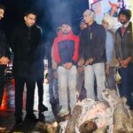 WhatsApp Image 2026 01 23 at 8.03.03 PM News Todayz अचानक शहर के चौक-चौराहों पर पंहुच डीएम बंसल, देखी अलाव व्यवस्था, रेनबसेरों में रहने वालों का जाना हाल