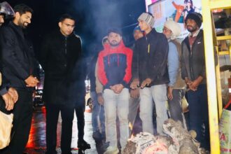 WhatsApp Image 2026 01 23 at 8.03.03 PM News Todayz अचानक शहर के चौक-चौराहों पर पंहुच डीएम बंसल, देखी अलाव व्यवस्था, रेनबसेरों में रहने वालों का जाना हाल