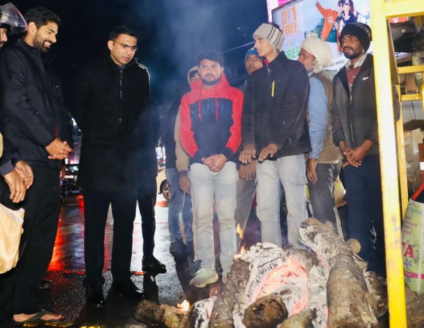 WhatsApp Image 2026 01 23 at 8.03.03 PM News Todayz अचानक शहर के चौक-चौराहों पर पंहुच डीएम बंसल, देखी अलाव व्यवस्था, रेनबसेरों में रहने वालों का जाना हाल