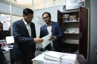 WhatsApp Image 2026 01 28 at 6.48.20 PM News Todayz डीएम का औचक निरीक्षण के बाद सब रजिस्ट्रार कार्यालय ऋषिकेश में गंभीर अनियमितताएं उजागर, कड़ा एक्शन तय