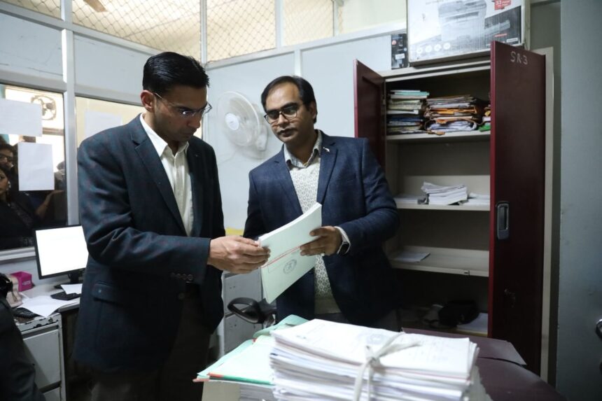 WhatsApp Image 2026 01 28 at 6.48.20 PM News Todayz डीएम का औचक निरीक्षण के बाद सब रजिस्ट्रार कार्यालय ऋषिकेश में गंभीर अनियमितताएं उजागर, कड़ा एक्शन तय