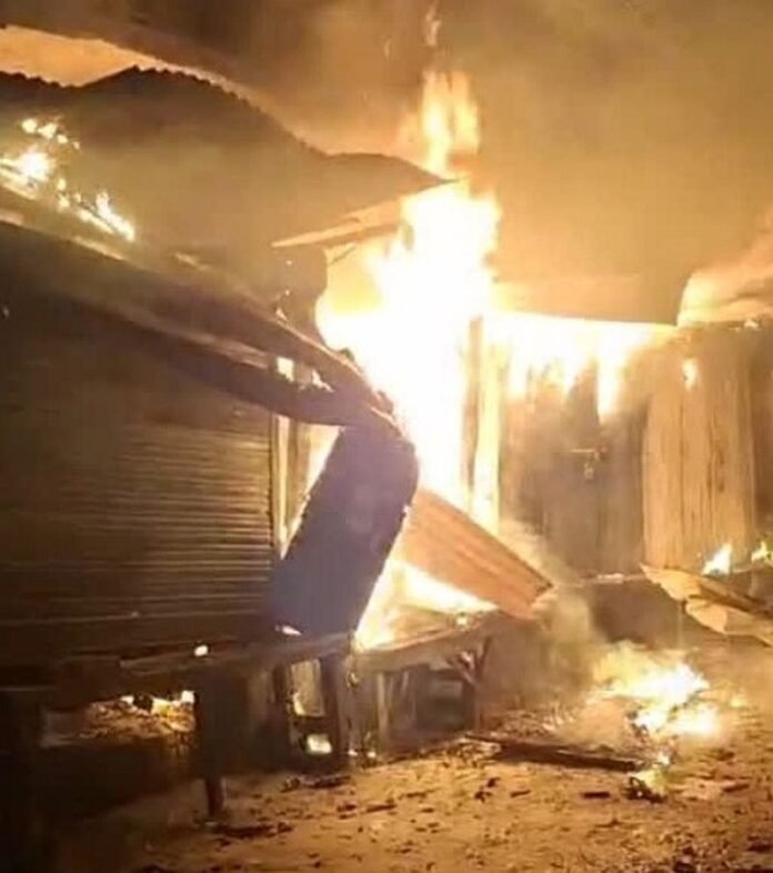 d 2 4 News Todayz सिलेंडर फटने से दुकानों में लगी आग