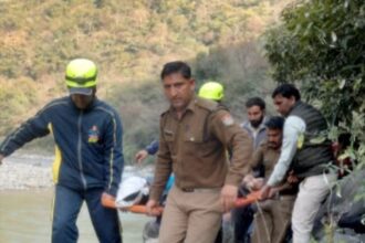 d 4 News Todayz अनियंत्रित होकर कार यमुना में गिरी,दो युवकों की दर्दनाक मौत