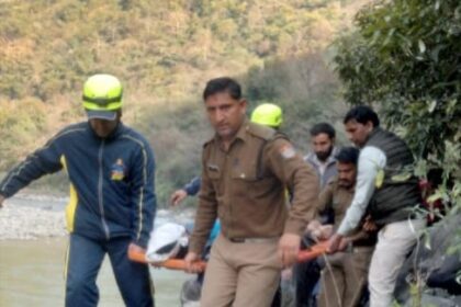 d 4 News Todayz अनियंत्रित होकर कार यमुना में गिरी,दो युवकों की दर्दनाक मौत