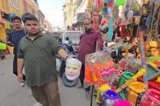 d 4 6 News Todayz इस बार पीएम मोदी का मुखौटा बना होली पर बच्चों के आर्कषण का केन्द्र