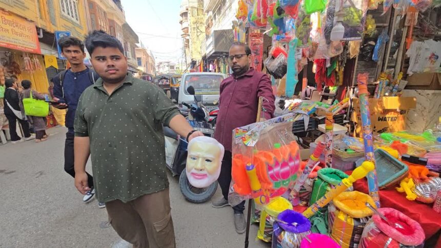 d 4 6 News Todayz इस बार पीएम मोदी का मुखौटा बना होली पर बच्चों के आर्कषण का केन्द्र