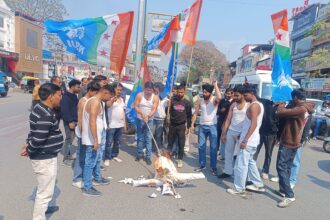 d 5 2 scaled 1 News Todayz यूथ कांग्रेस के अध्यक्ष की गिरफ्तारी के विरोध में एनएसयूआई ने किया शर्टलेस प्रदर्शन