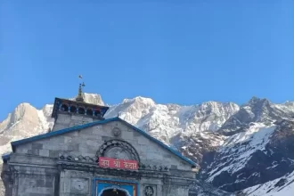 d070bda79b5152deb753c24505a58dfe News Todayz ओंकारेश्वर मंदिर में गूँजे महादेव के जयकारे: महाशिवरात्रि पर हुई कपाट खुलने की घोषणा, पुष्पों से महक उठा शीतकालीन गद्दीस्थल