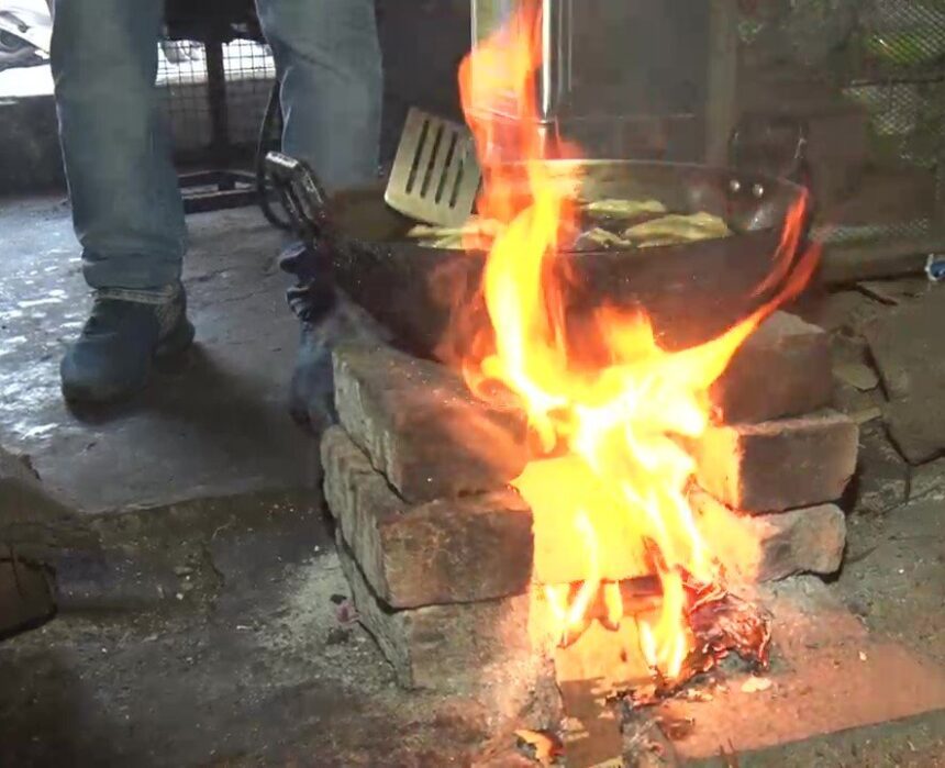 d 1 15 News Todayz गैस की किल्लतः होटल- ढावे वाले लकड़ी के चुल्हांे से चला रहे काम,दुकानदारी भी हुई आधी