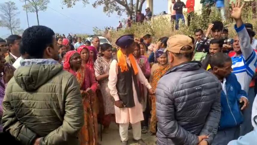 d 1 4 News Todayz गुलदार ने एक व्यक्ति को बनाया निवाला,आक्रोशित ग्रामीणों ने वन विभाग की टीम को किया कमरे में कैद