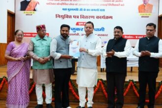 d 2 1 News Todayz मुख्यमंत्री धामी ने 63 चयनित सफाई निरीक्षकांे को प्रदान किए नियुक्ति पत्र