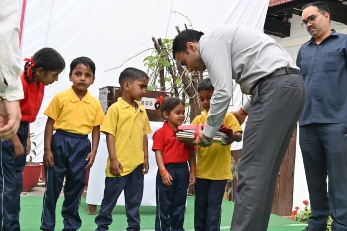 d 2 1 News Todayz जिलाधिकारी के प्रयासों से मुख्यधारा से जुड़ने लगा सड़कों पर बिखरा बचपन