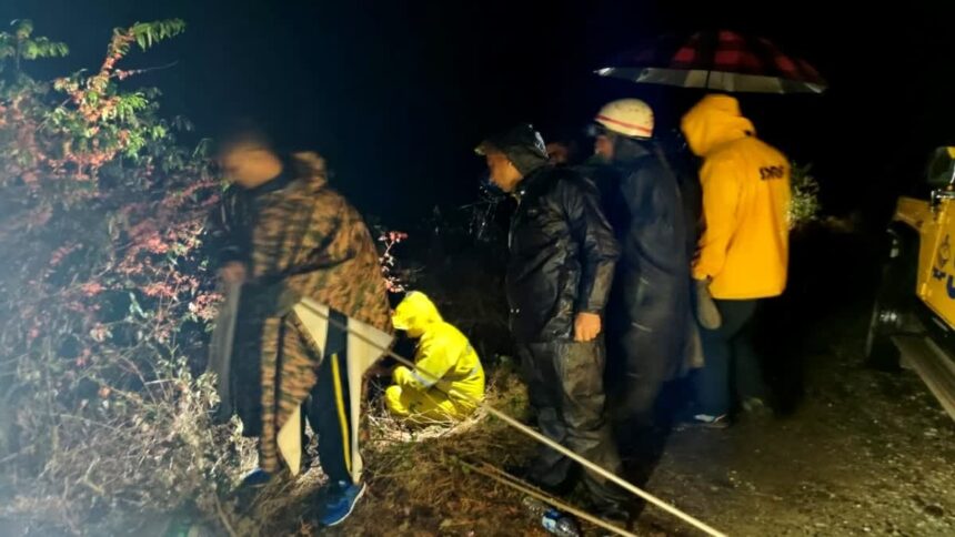 d 2 10 News Todayz देर रात खाई में गिरी कार,एक की मौत,दो की हालत गंभीर