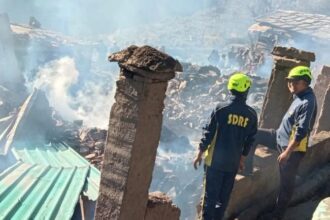 d 2 14 News Todayz भीषण अग्निकांड में छह भवन सहित अन्न भंडार जलकर राख