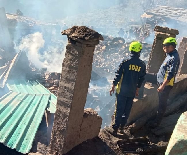 d 2 14 News Todayz भीषण अग्निकांड में छह भवन सहित अन्न भंडार जलकर राख