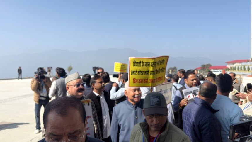 d 2 scaled 1 News Todayz सत्र की आवधि बढ़ाने की मांग को लेकर कांग्रेस विधायकों ने किया प्रदर्शन