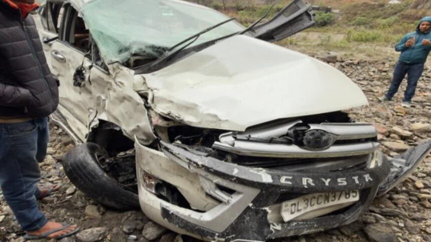 d 3 7 News Todayz गहरी खाई में गिरी कार,तीन की मौत