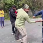 d 4 10 News Todayz खाई में गिरी पर्यटकों की कार,दो की मौत,दो की हालत गंभीर