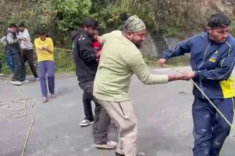 d 4 10 News Todayz खाई में गिरी पर्यटकों की कार,दो की मौत,दो की हालत गंभीर